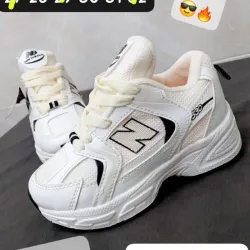 NEW BALANCE BLANCO Y BEICH DETALLES NEGROS