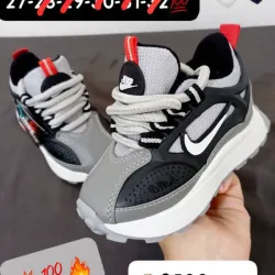 NIKE BAILLELI GRIS Y NEGRO DETALLE ROJO