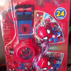 Reloj con proyector y dos llaveros 