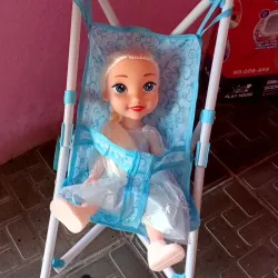Muñeca Frozzen en Coche