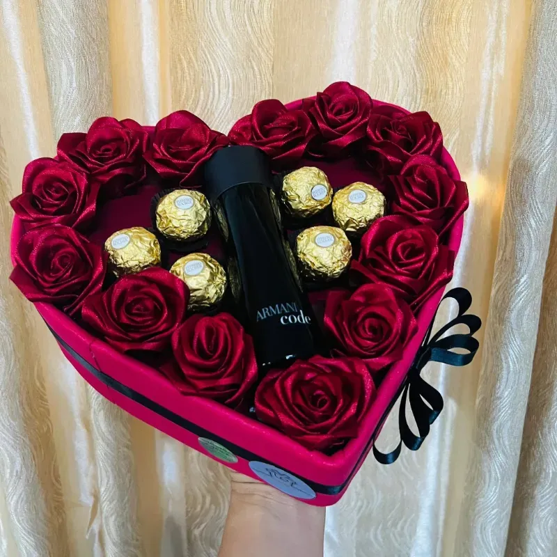 Caja con Forma de Corazón Rosas Eternas y bombones Ferrero