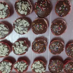 Cupcakes con cobertura de chocolate negro o blanco