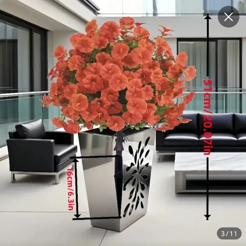 Campanilla con flores naranjas