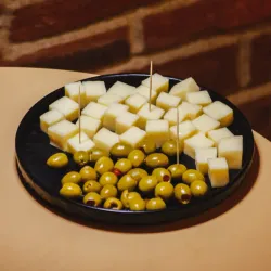  ENTREMES DE ACEITUNAS Y QUESO