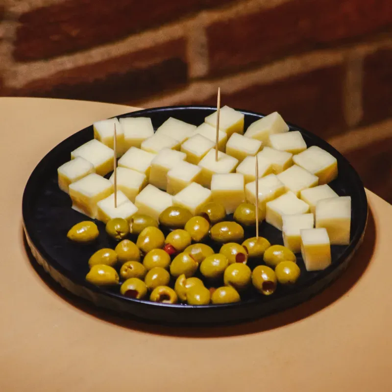  ENTREMES DE ACEITUNAS Y QUESO
