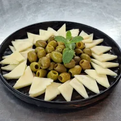  ENTREMES DE ACEITUNAS Y QUESO