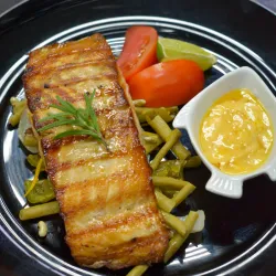 Salmón confitado con salsa de la casa