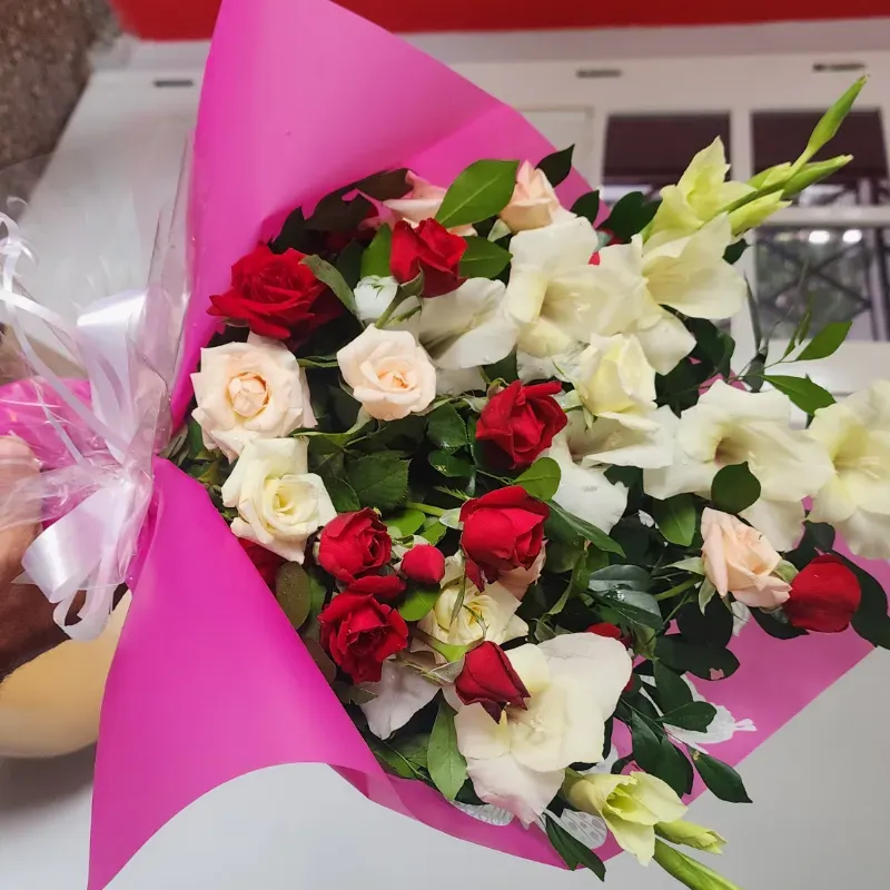 Ramo de Flores para Ocasiones Especiales *Docena de Rosas Rojas, Gladiolos o Calas 