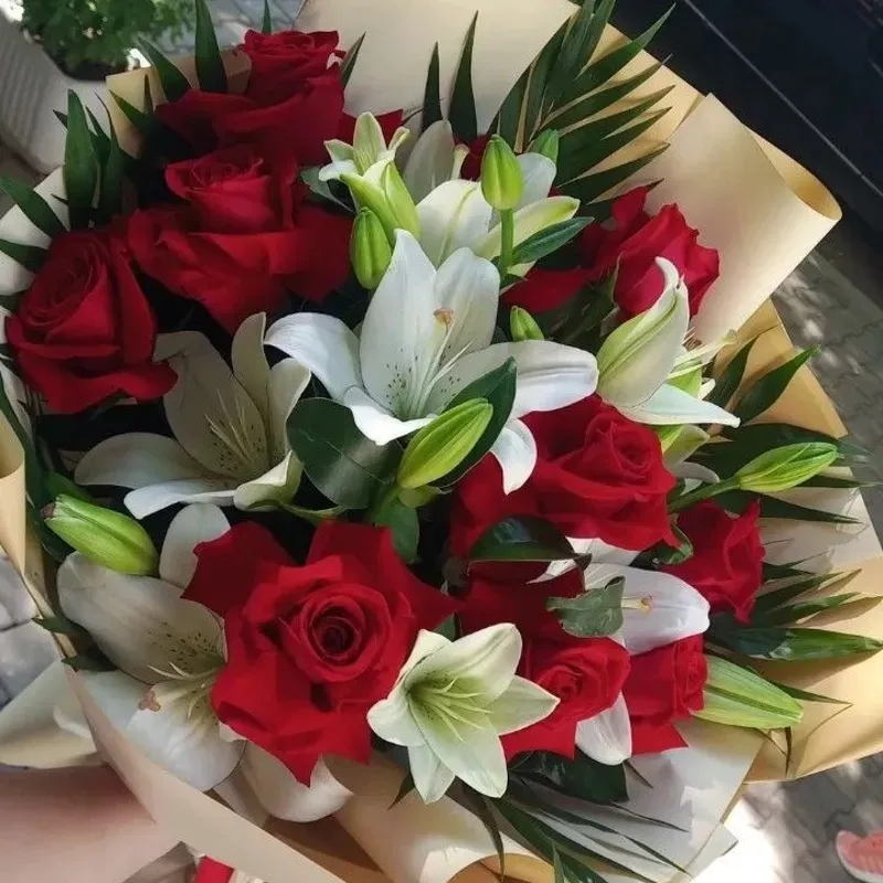 Ramo de Flores para Ocasiones Especiales *Docena de Rosas Rojas, Gladiolos y Calas 