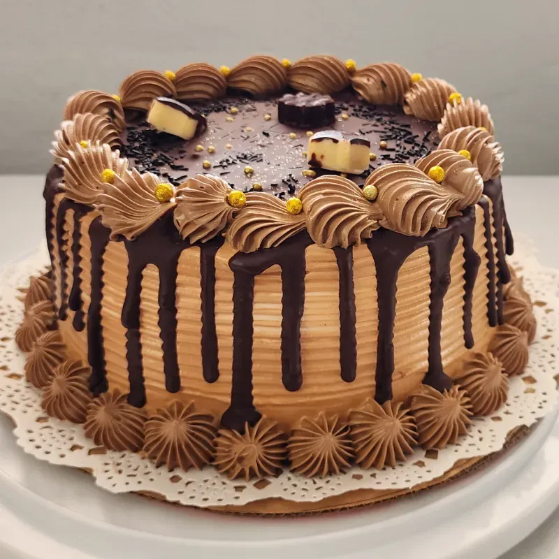 Tarta de Chocolate Saborizada en Chocolate con Leche con Perlas y Escarchas Comestibles - 22.5 cm