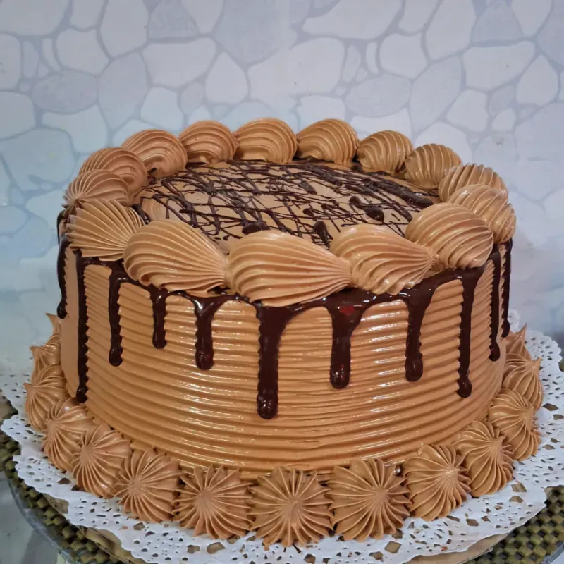 Tarta de Chocolate Saborizada en Chocolate con Leche con Perlas y Escarchas Comestibles - 22.5 cm