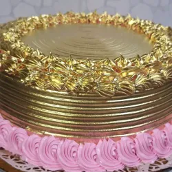 Tarta o Cake Matizado en Dorado - 25 centímetros de diámetro con doble relleno de coco y piña. *Encargar mínimo con 48 horas de antelación*