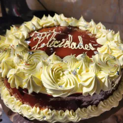Tarta de chocolate rellena (Cake) con natilla Nestle y decorada con merengue
