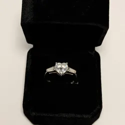 Anillo Corazón en Plata 925 con Zirconia – Elegancia Romántica y Brillo Infinito