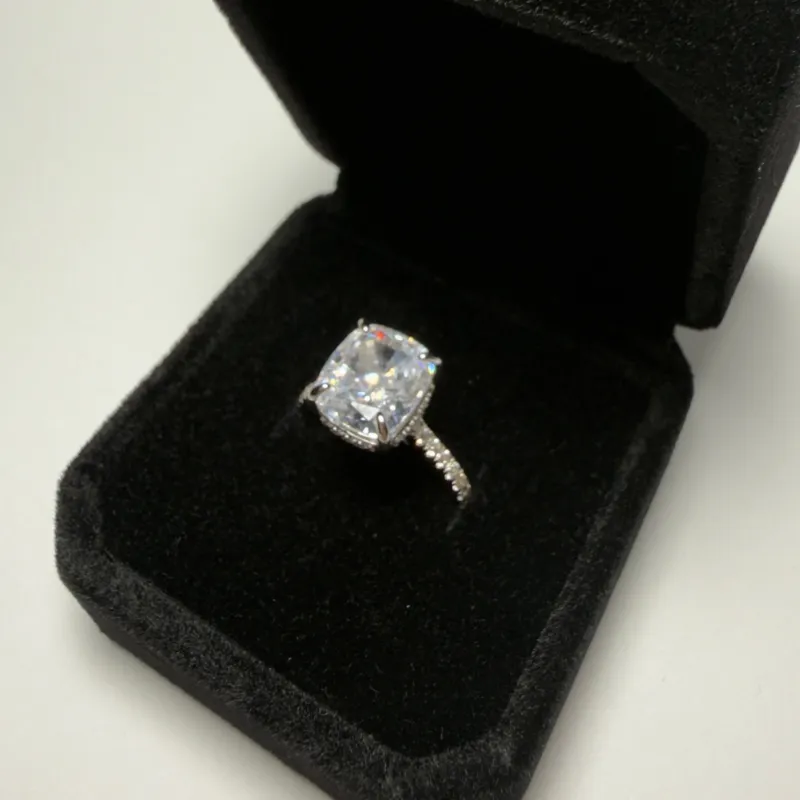 Anillo de Compromiso Elegante Corte Cushion ✨