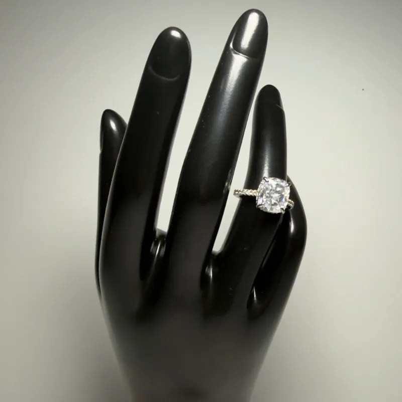 Anillo de Compromiso Elegante Corte Cushion ✨