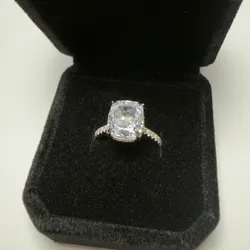 Anillo de Compromiso Elegante Corte Cushion ✨