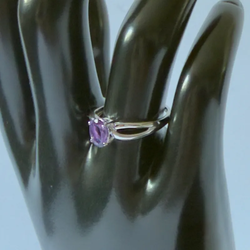 Anillo de Oro Blanco 10K con Piedra Morada – Talla 7