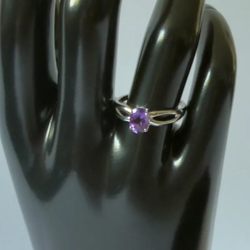 Anillo de Oro Blanco 10K con Piedra Morada – Talla 7