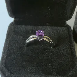 Anillo de Oro Blanco 10K con Piedra Morada – Talla 7