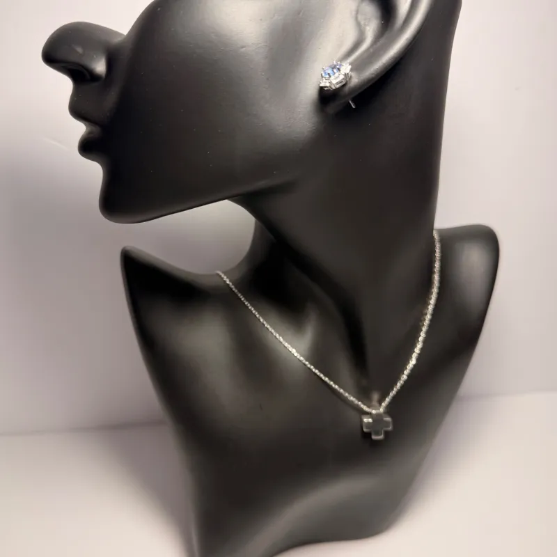 Collar Cruz Minimalista en Plata 925 – Elegancia Sutil y Atemporal