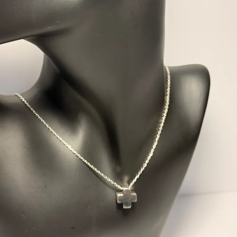 Collar Cruz Minimalista en Plata 925 – Elegancia Sutil y Atemporal