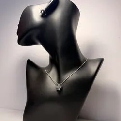 Collar Cruz Minimalista en Plata 925 – Elegancia Sutil y Atemporal