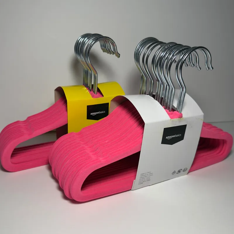 Set de  25 Ganchos Infantiles de Terciopelo Rosa – Amazon Basics