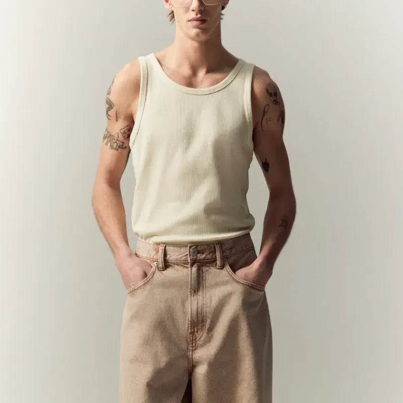 Camiseta de canalé con corte entallado