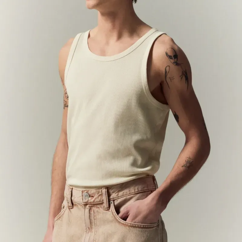 Camiseta de canalé con corte entallado