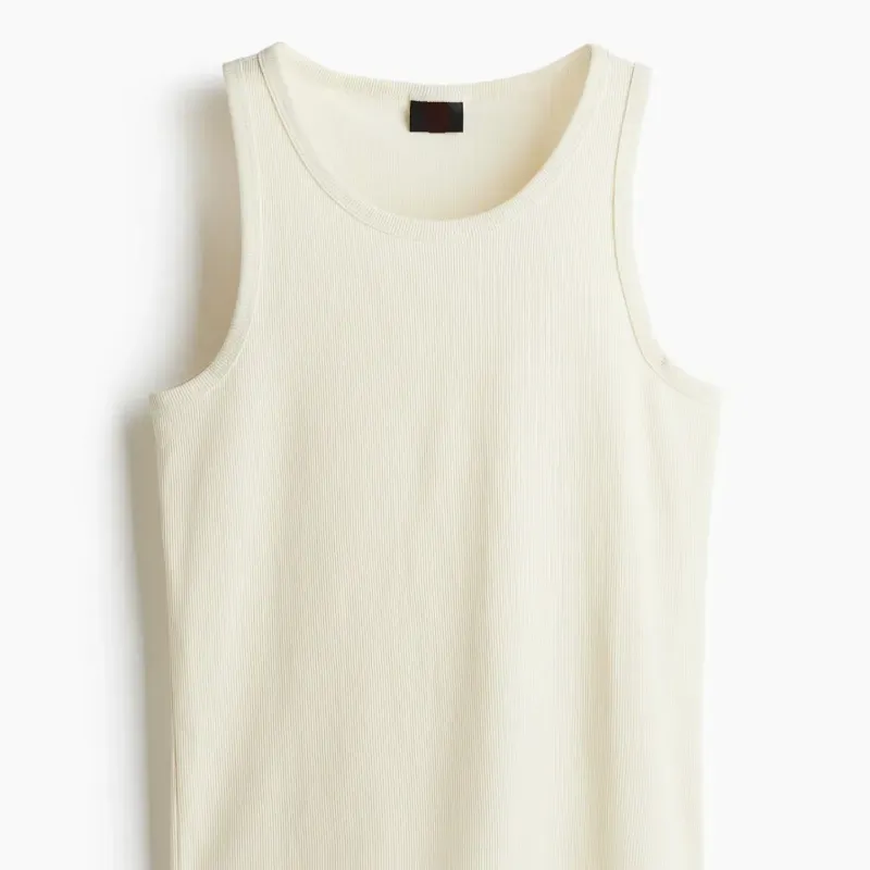 Camiseta de canalé con corte entallado
