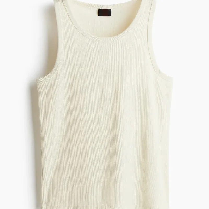 Camiseta de canalé con corte entallado