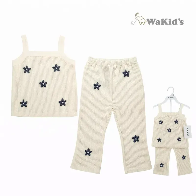 Conjunto de blusa y pantalon beige con flores
