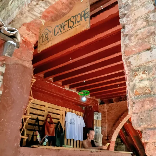 LaCasaMia es un pequeño emprendimiento local que se dedica al diseño y creaciòn de riñoneras y bolsos artesanales ùnicos tomando como base materiales reutilisables. 
