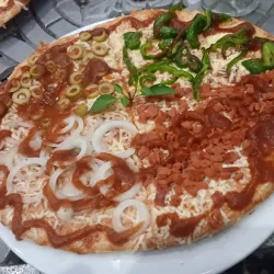 Pizza cuatro estaciones con queso gouda
