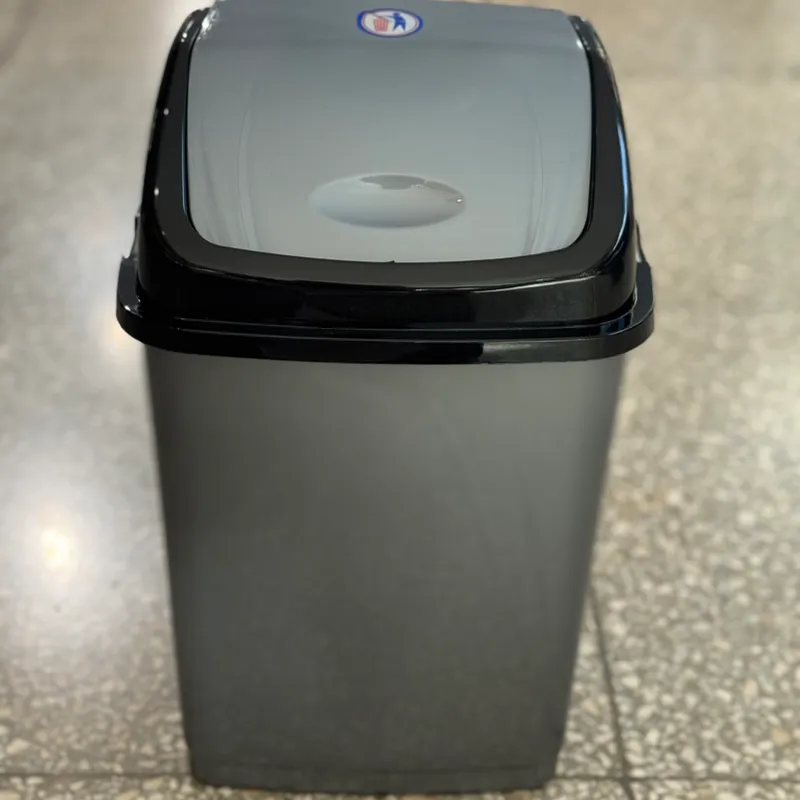 Cesto de basura pequeño 