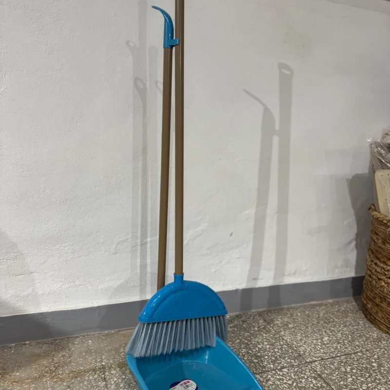 Recogedor con escoba 