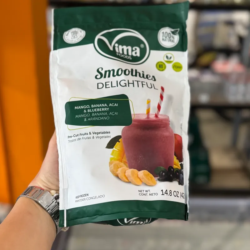 Smoothies de mango, plátano y arándanos 
