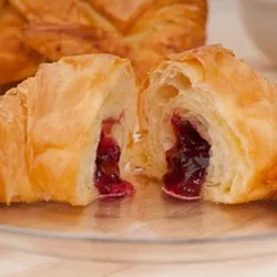 Croissant con mermelada 