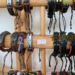 Pulseras de cuero con amuleto 