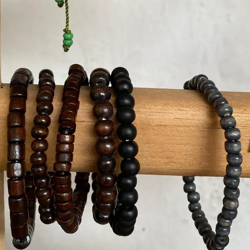 Pulseras elásticas con cuentas de madera 