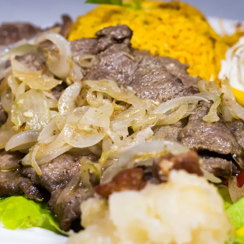 Bistec Encebollado de Res