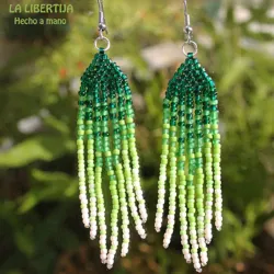 Pequeños flecos verdes