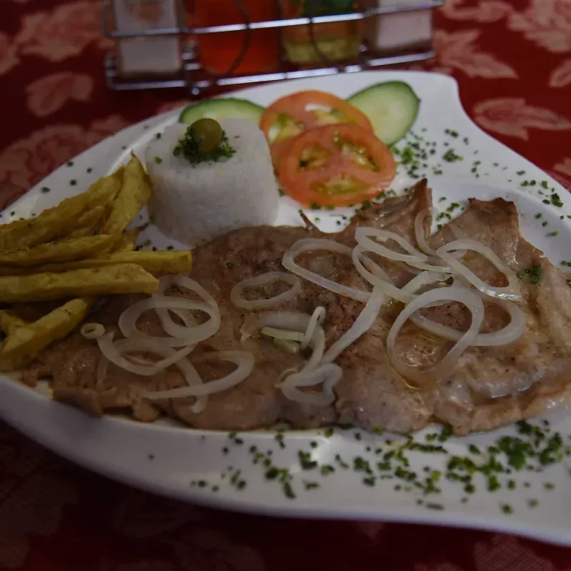 Bistec de Cerdo Encebollado 