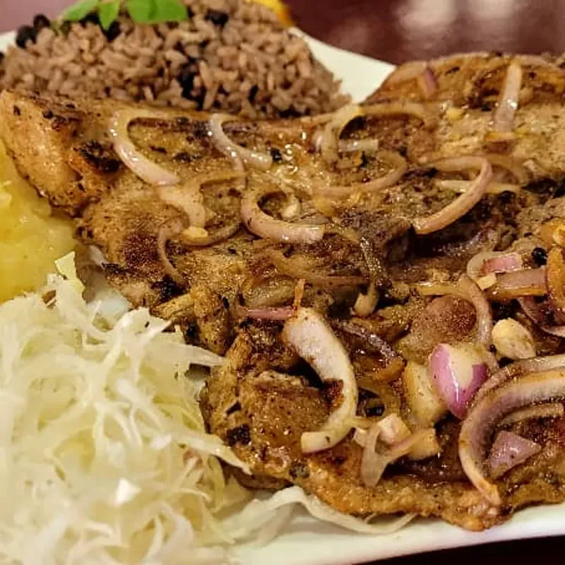 Chuleta de Cerdo Encebollada