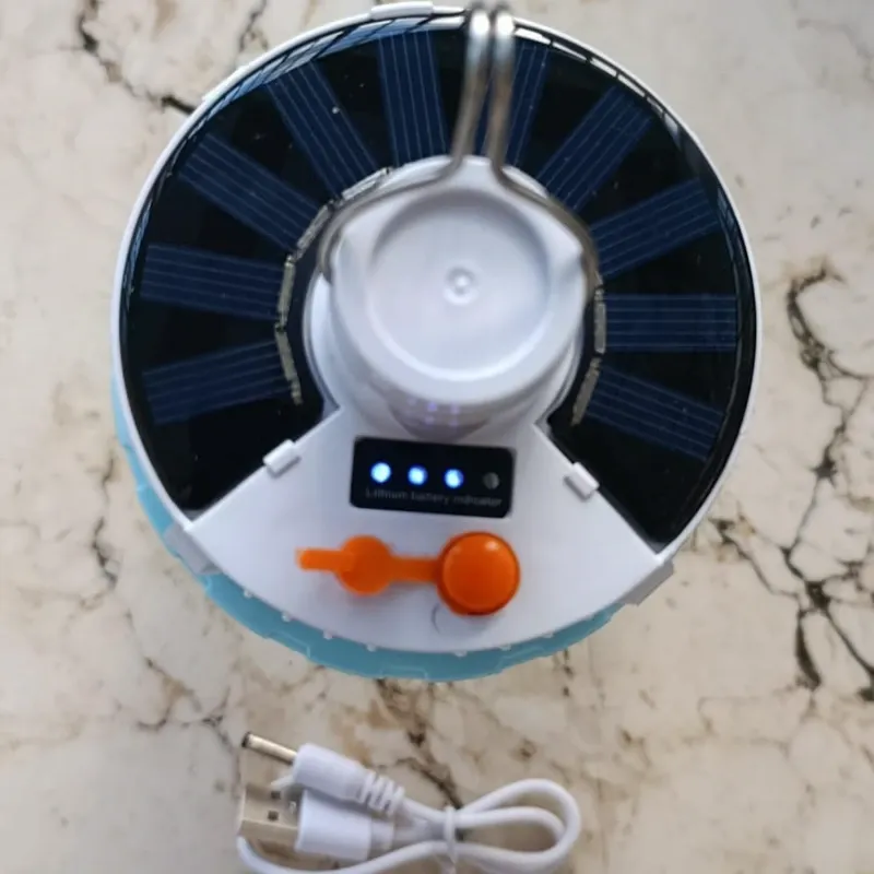 Lámpara recargable en forma de bombillo con enganche- 10 usd  TIENE PANEL SOLAR. Excelente. Carga con el resplandor aunque no esté afuera.  También se carga por cable. Cargador incluído.