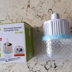 Lámpara recargable en forma de bombillo con enganche- 10 usd TIENE PANEL SOLAR. Excelente. Carga con el resplandor aunque no esté afuera. También se carga por cable. Cargador incluído.