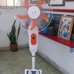 🌬️ VENTILADOR RECARGABLE ELANOVA DE 16” 🌬️ SÚPER VENTILADOR RECARGABLE MUY GRANDE Y FUERTE DE LARGA DURACION CON VARIAS LÁMPARAS Y BOMBILLOS. (Incluye tres lámparas una incorporada en el equipo y dos bombillos que se conectan ) 90 USD