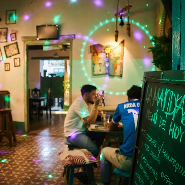 “La Mandragora” es un bar-cafe-galería donde la musica y la buena vibra siempre esta presente, siempre estaremos dispuestos a que te sientas como en casa y tengas una velada maravillosa y llena de magia.