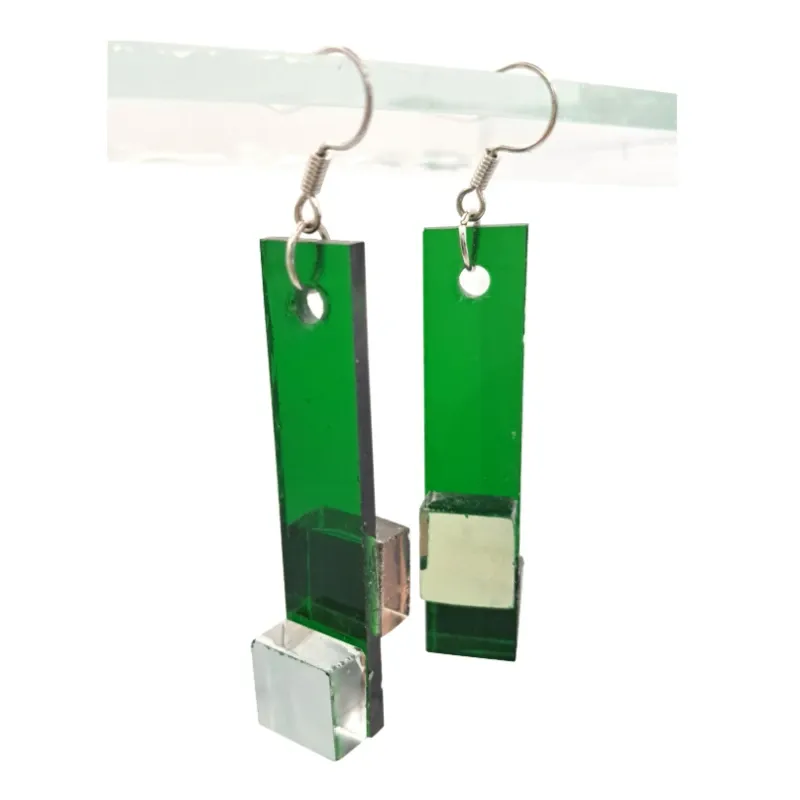 Aretes Alternos de Vidrio Verde